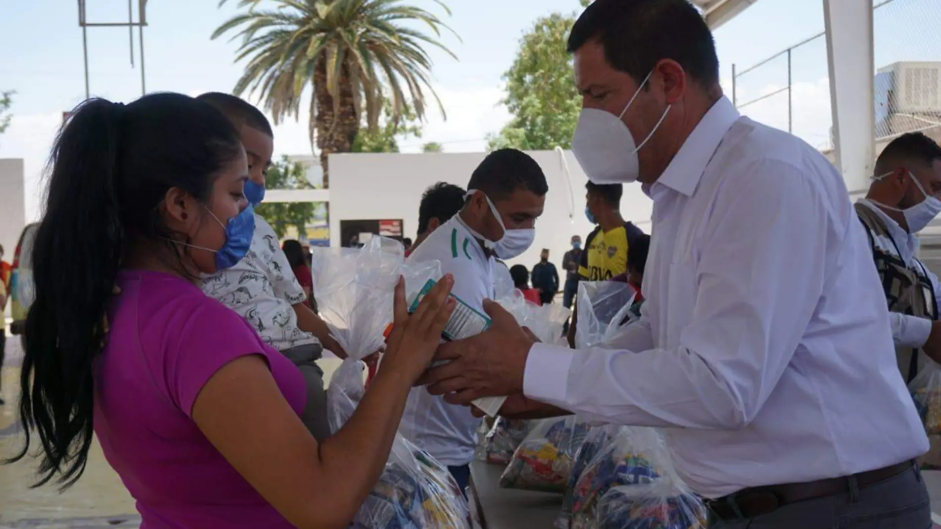 COBIAN 2     SE ENTREGA APOYO A TIANGUISTAS Y AMBULANTES DE MATAMOROS